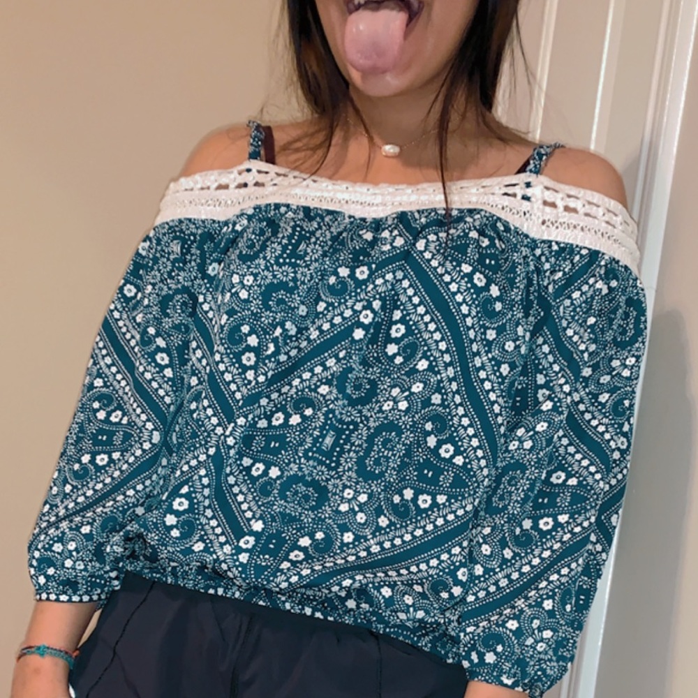 CUTE COLD-SHOULDER FLORAL TOP